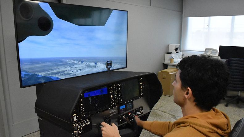 A los 16 años tenía un simulador de Boeing 737 en su cuarto y hoy fabrica equipos para escuelas de vuelo | LMCipolletti.com A los 16 años tenía un simulador de Boeing 737 en su cuarto y hoy fabrica equipos para escuelas de vuelo