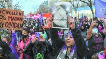 Cientos de vecinos se manifestaron en las calles de Cipolletti en reclamo de Justicia por el femicidio de la joven Agostina Gisfman.
