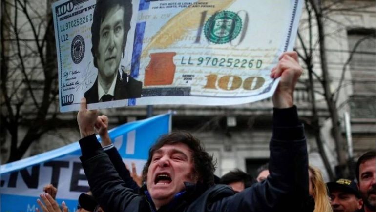 Javier Milei y su relación con el dólar y el cepo cambiario