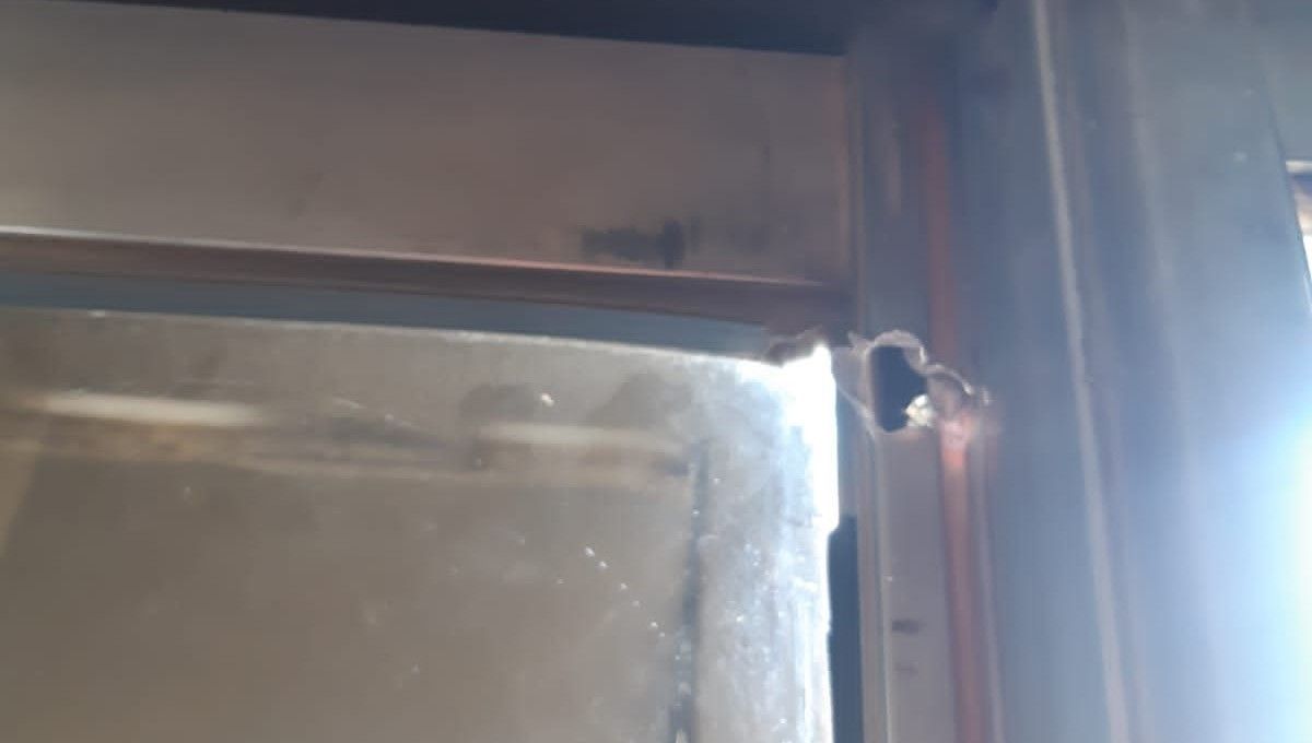 El balazo que impactó en la ventana de la casa de las 1.200 Viviendas. Sus ocupantes están aterrados.&nbsp;