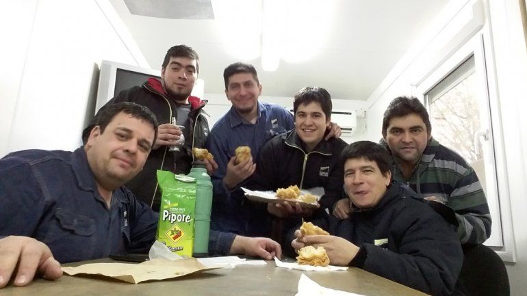 Darío y sus amigos tomando unos mates en el trabajo.