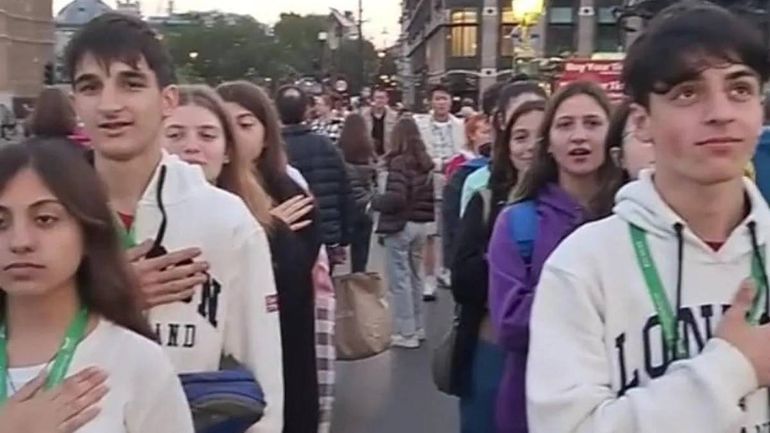 Viral: estudiantes argentinos cantaron la Marcha de las Malvinas en Londres