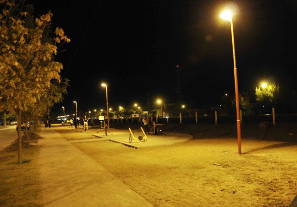 Iluminaron el gimnasio al aire libre