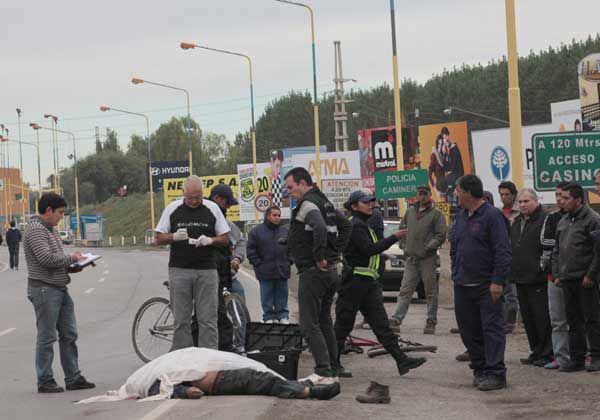 Un ciclista murió al ser atropellado a metros de los puentes carreteros