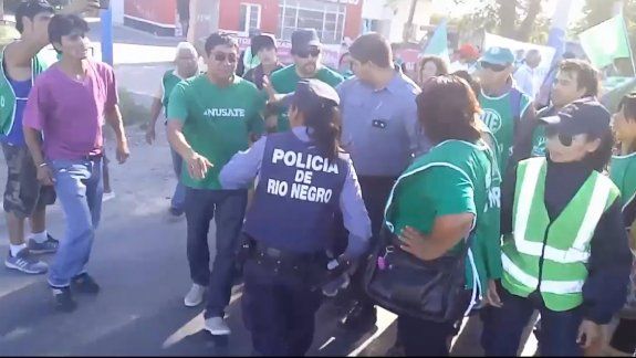 El gremialista que agredió a una policía pidió disculpas públicas