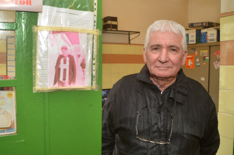 Tito, en su taller, junto a una imagen del querido Chipi. Tito, en su taller, junto a una imagen del querido Chipi.