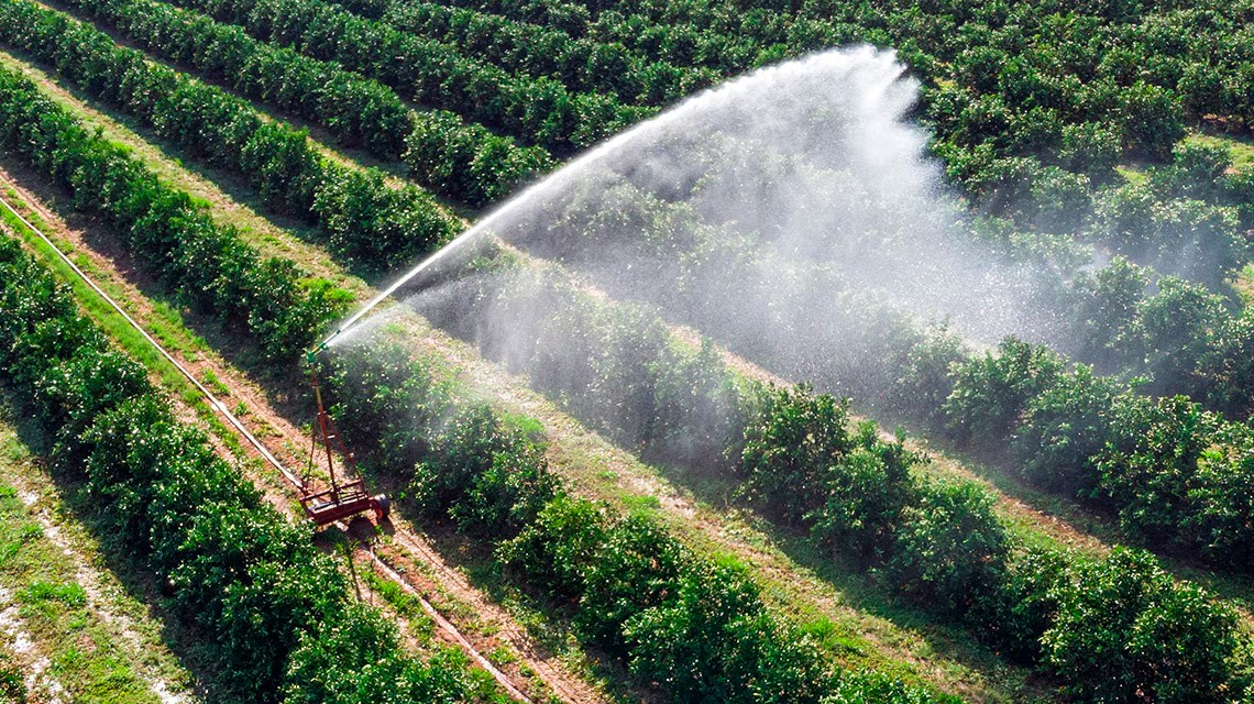 Ni se ve ni se bebe, pero se usa y se contamina en todas las fases de producción. Foto: BBVA.