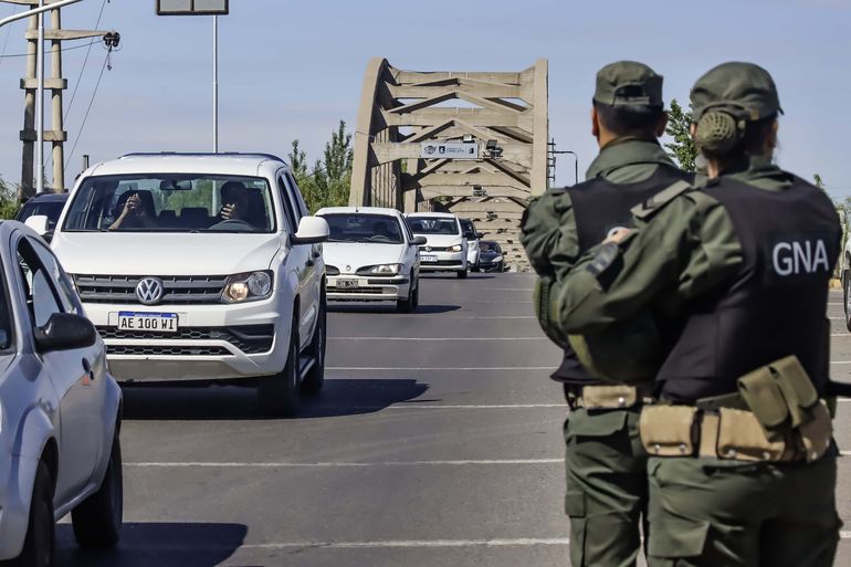 Fuerte presencia de Gendarmería al pie del puente. Foto Anahí Cárdena.