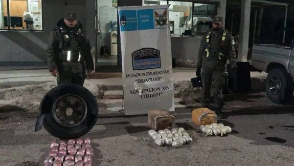 Interceptaron una camioneta con droga en bidones de combustible