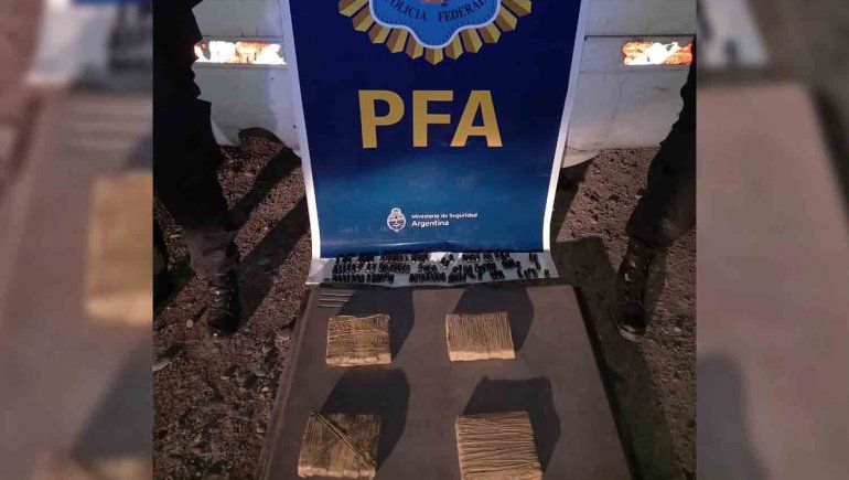 De película: compró un colectivo para convertirlo en su hogar y halló un cargamento narco