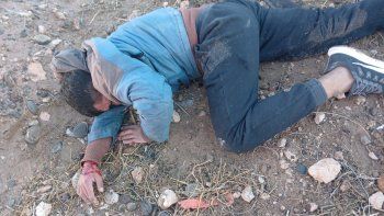 imagenes sensibles: vecinos le dieron una paliza a un ladron de viviendas