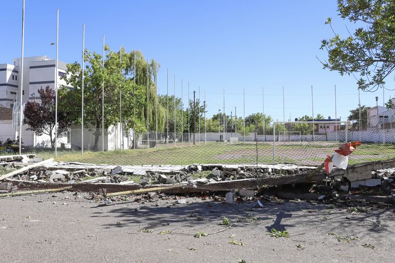 Los escombros de lo que supo ser un muro de contención en el Club San Pablo, ahora están sobre la calle Rodolfo Walsh a la espera de ser removidos. Los escombros de lo que supo ser un muro de contención en el Club San Pablo, ahora están sobre la calle Rodolfo Walsh a la espera de ser removidos.