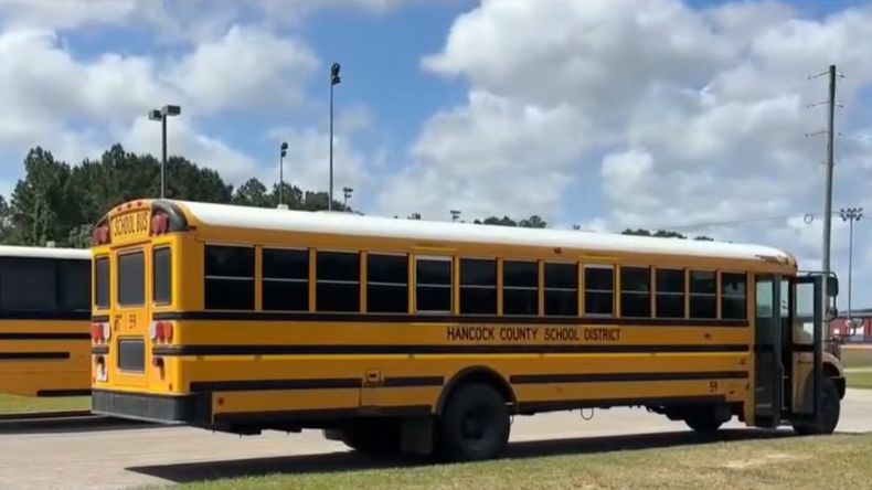 Un micro escolar con 40 pasajeros quedó sin control y los estudiantes evitaron una tragedia.