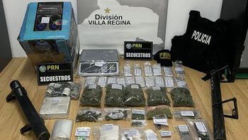 Los efectivos secuestraron cerca de un kilo de cocaína y otro kilo de cannabis sativa, además de envoltorios preparados para la venta. Foto: Gentileza.
