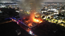 El techo colapsó en una importante porción del edificio y otro sector presenta riesgo inminente de derrumbe. El techo colapsó en una importante porción del edificio y otro sector presenta riesgo inminente de derrumbe.