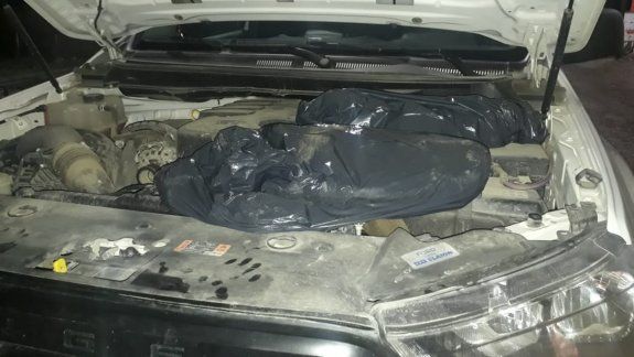Escondieron carne en el motor y la rueda de auxilio pero los atraparon