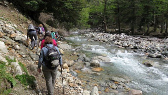 Joven turista salió de trekking y murió al caer por un barranco