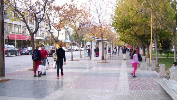 El ataque con burundanga o alguna otra sustancia se produjo en la plaza San Martín. La víctima logró salvarse porque se dirigió a la parada de un colectivo, donde la esperaba una amiga.