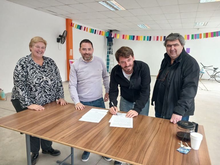 La firma del convenio se realizó en las instalaciones de APASIDO.