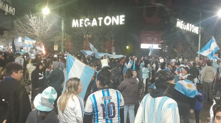 Pese al dolor por la derrota, cientos de cipoleños salieron a las calles para homenajear a la Selección Argentina