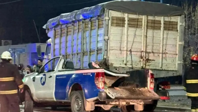 La camioneta regresaba de un turno junto a dos trabajadores de la Municipalidad de General Roca. (Foto: gentileza)