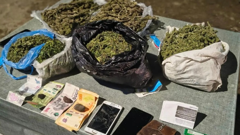 Viajaban con casi 3 kilos de marihuana, fueron detenidos en ruta 22 a la altura de Chinchinales.