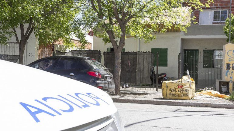 Allanaron una casa y encontraron armas y un teléfono robado a una mujer