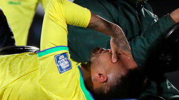 Neymar y su gesto de dolor que se confirma con el diagnóstico médico: se rompió la rodilla izquierda.&nbsp;