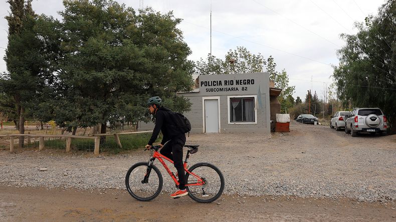 Policías de la Subcomisaría de Las Perlas colaboraron para trasladar el herido a Neuquén. Luego junto a la Brigada Rural lograron detener al supuesto autor del ataque. | LMCipolletti.com Policías de la Subcomisaría de Las Perlas colaboraron para trasladar el herido a Neuquén. Luego junto a la Brigada Rural lograron detener al supuesto autor del ataque.