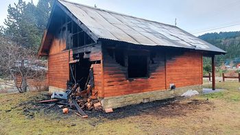 El grupo mapuche RAM incendió una oficina pública en Chubut