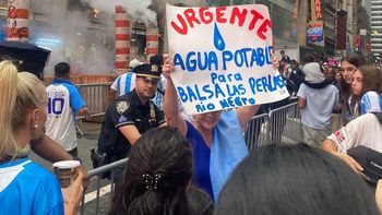 El reclamo por el agua de Las Perlas llegó al corazón de Nueva York durante el banderazo argentino previo a la final contra España. El reclamo por el agua de Las Perlas llegó al corazón de Nueva York durante el banderazo argentino previo a la final contra España.