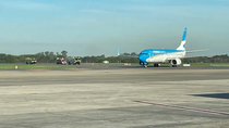 El aterrizaje y los equipos de emergencia listos para revisar la aeronave.