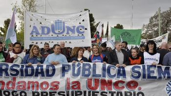 Una multitud se movilizó en Neuquén para el debate en Diputados del veto presidencial a la ley de Financiamiento Universitario. 