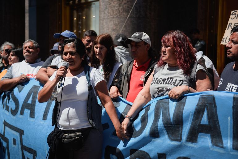 La dirigencia de la Mesa Nacional de Barrios Populares y militantes de diversas organizaciones sociales se movilizaron este miércoles a la sede del Ministerio de Economía. El titular de la cartera, Luis Caputo, no afloja un peso para obras y proyectos de mejora barriales.