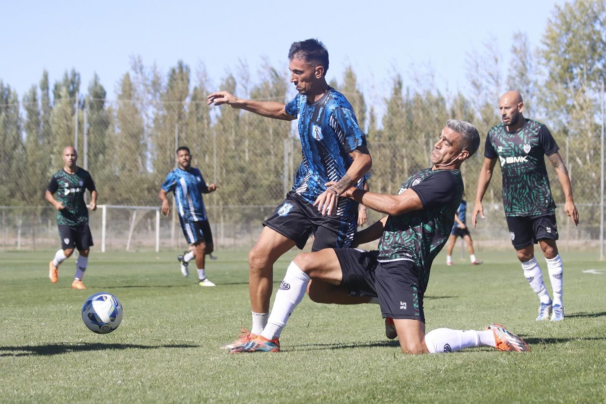 Deportivo Rincón y Cipolletti jugaron un amistoso de pretemporada con victoria par el Albinegro. Fotos: Anahí Cárdena