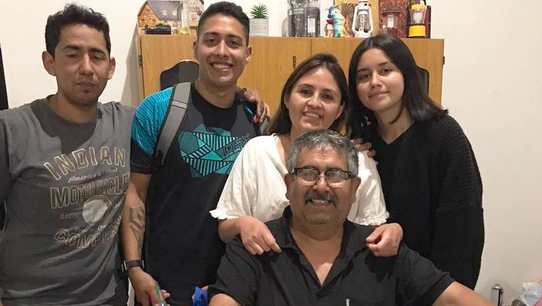 Víctor festeja su cumpleaños rodeado de sus hijos Fernanda, Sergio Oscar y Alejandra.