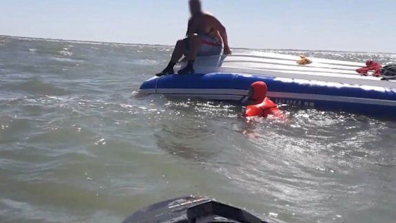 Video: rescatan a tres pescadores que se estaban ahogando