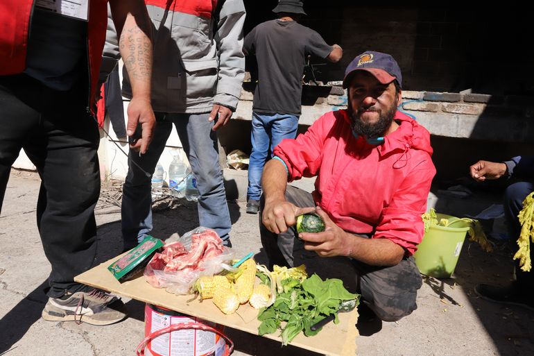 Vive hace dos años en situación de calle y duerme en un codiciado terreno del centro de Neuquén