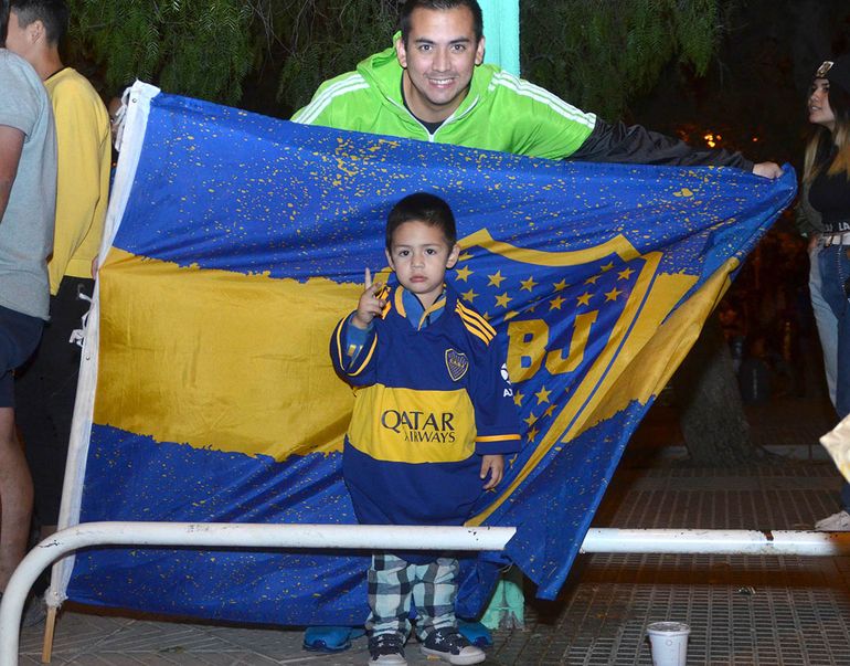 Los festejos de los hinchas de Boca en el centro cipoleño