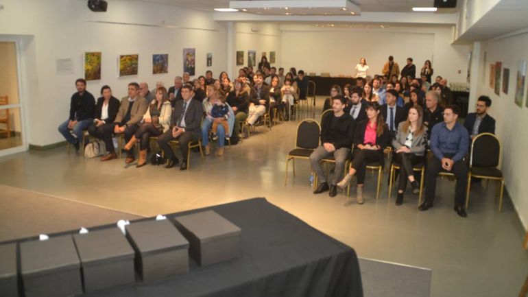 Educar en ciencia y salud da sus frutos: sueño cumplido para nuevos especialistas médicos
