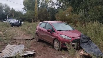 El auto robado apareció abandonado en el barrio Michi Michi. Aún nada se sabe de los autores del atraco. 