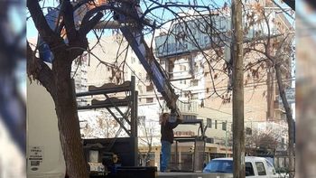 continuan sacando los carteles publicitarios: le toco al letrero de contacto