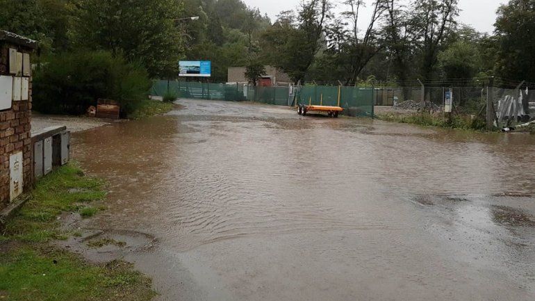 Vecinos de Villa La Angostura circulan en kayak por las inundaciones