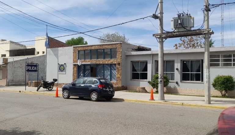 Personal de la Comisaría de Cinco Saltos debió intervenir ante el ataque que sufrió la dueña de casa. 