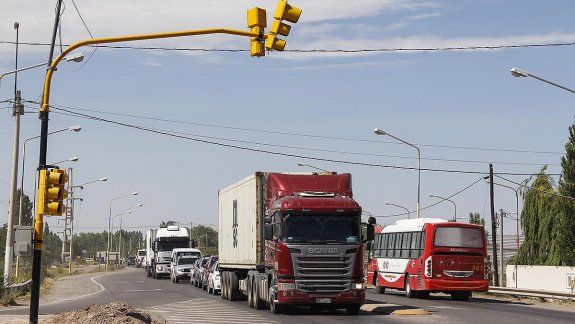 Caos de tránsito por el nuevo semáforo en la Ruta 151 