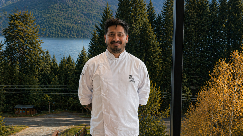 Emanuel Antimi con las montañas y el Lago Traful de fondo. | LMCipolletti.com Emanuel Antimi con las montañas y el Lago Traful de fondo.