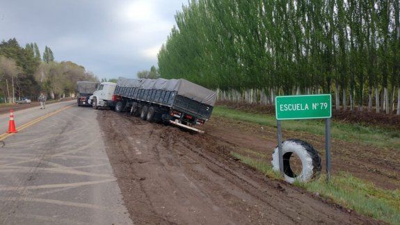 Susto: un camión despistó y quedó encajado en la banquina