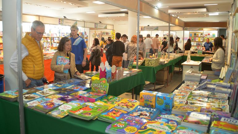 Miles de personas ya pasaron por la 19 Feria del Libro. Foto Antonio Spagnuolo.