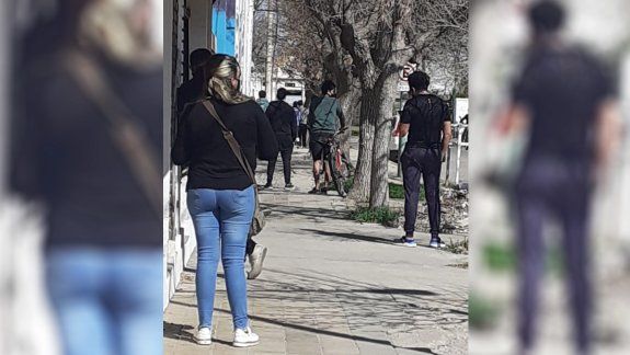 Pacientes sospechosos no respetan turnos y hay filas para hisopados