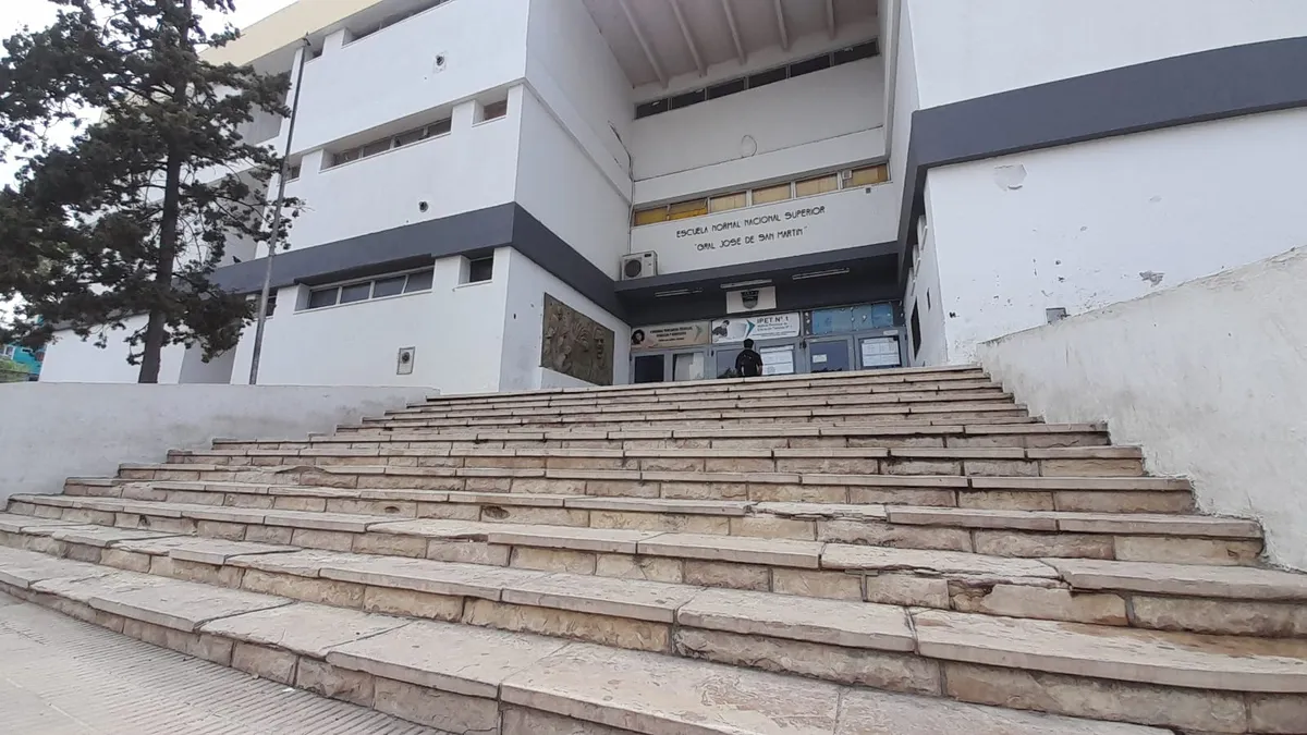 Una mamá y su hija golpearon a tres autoridades de la escuela: a una le deformaron el rostro